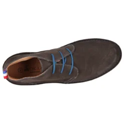 Botín tipo blucher para vestir con cordones, suela y cosidos a contraste en serraje.