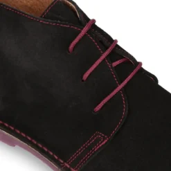 Botín tipo blucher para vestir con cordones, suela y cosidos a contraste en serraje.