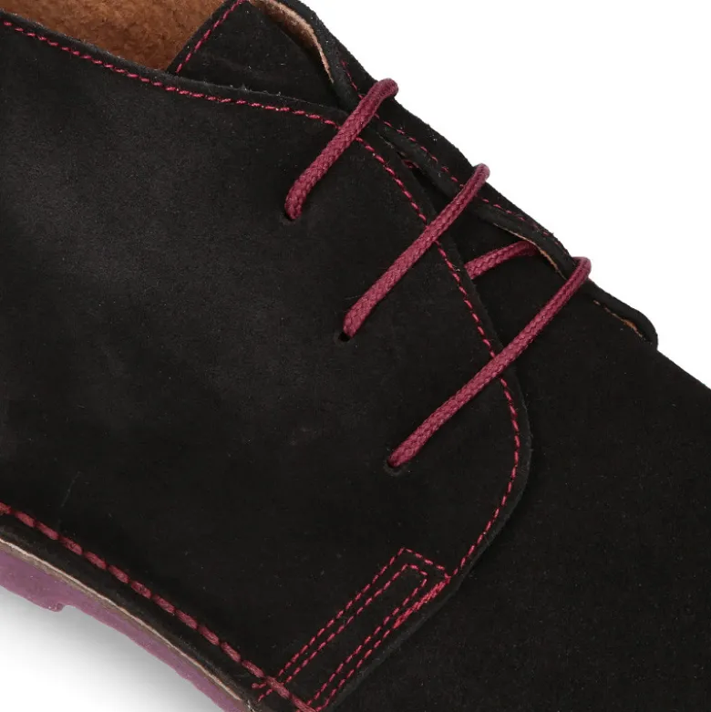 Botín tipo blucher para vestir con cordones, suela y cosidos a contraste en serraje.