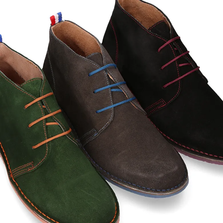 Botín tipo blucher para vestir con cordones, suela y cosidos a contraste en serraje.