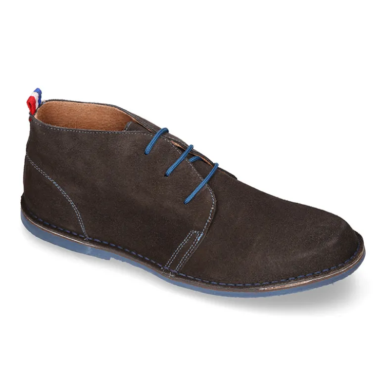 Botín tipo blucher para vestir con cordones, suela y cosidos a contraste en serraje.