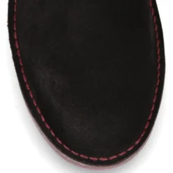 Botín tipo blucher para vestir con cordones, suela y cosidos a contraste en serraje.