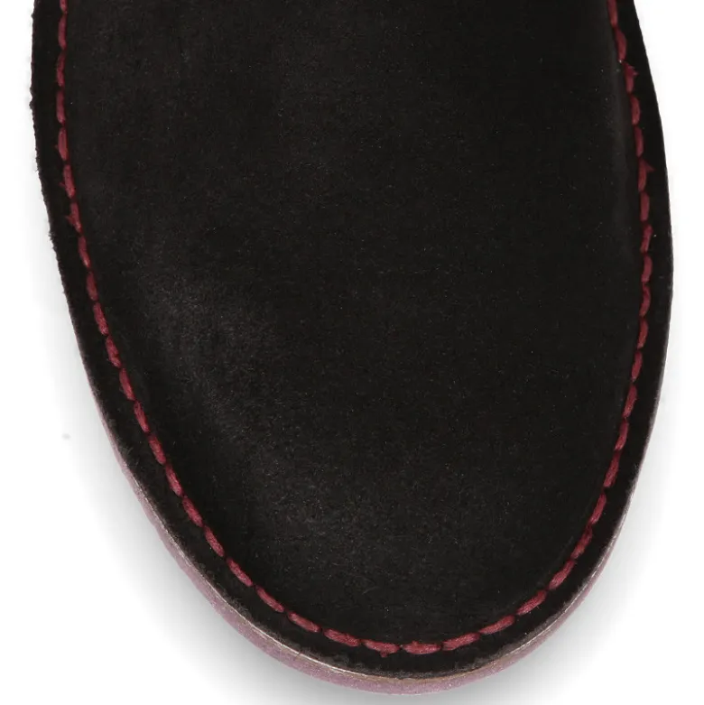 Botín tipo blucher para vestir con cordones, suela y cosidos a contraste en serraje.