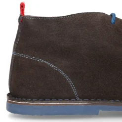 Botín tipo blucher para vestir con cordones, suela y cosidos a contraste en serraje.
