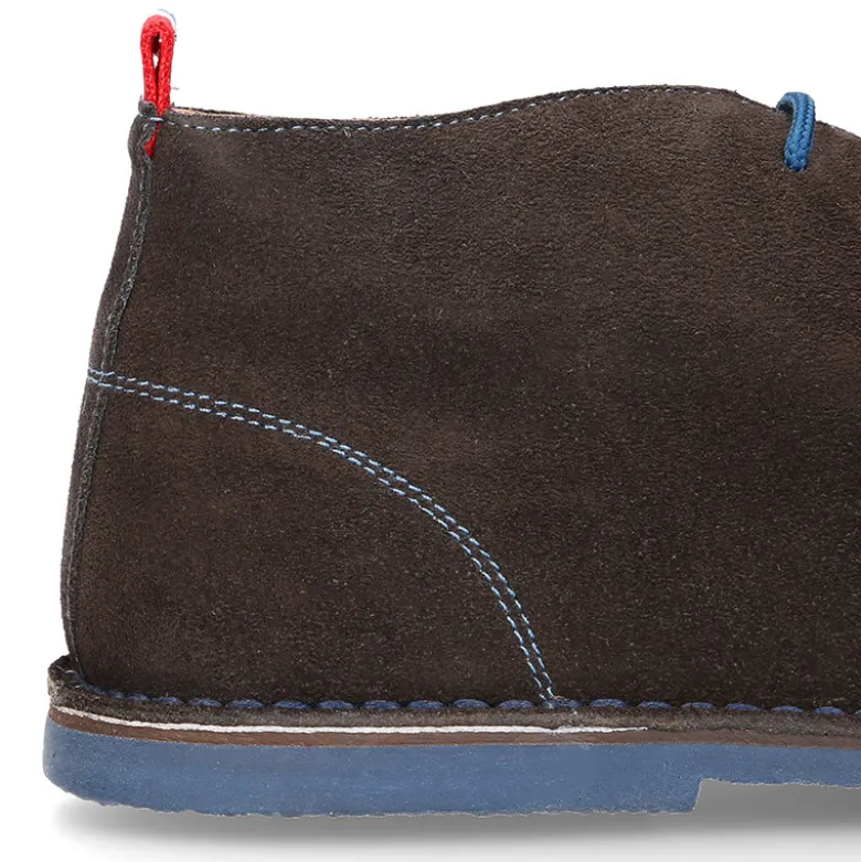 Botín tipo blucher para vestir con cordones, suela y cosidos a contraste en serraje.
