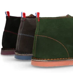 Botín tipo blucher para vestir con cordones, suela y cosidos a contraste en serraje.