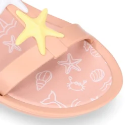 Cangrejera niña tipo sandalia en forma de T con ESTRELLAS en rosa.