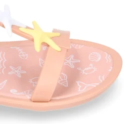 Cangrejera niña tipo sandalia en forma de T con ESTRELLAS en rosa.