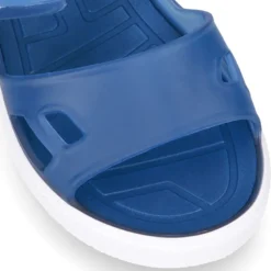 Cangrejera niños tipo sandalia con cierre adherente y suela tipo tenis.