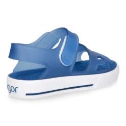 Cangrejera niños tipo sandalia con cierre adherente y suela tipo tenis.