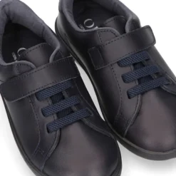 Colegial niños OKAA con cordones elásticos y cierre adherente en piel lavable.