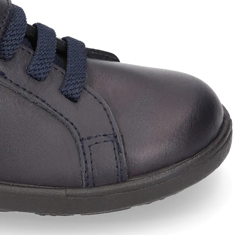 Colegial niños OKAA con cordones elásticos y cierre adherente en piel lavable.
