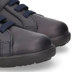 Colegial niños OKAA con cordones elásticos y cierre adherente en piel lavable.