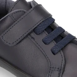 Colegial niños OKAA con cordones elásticos y cierre adherente en piel lavable.