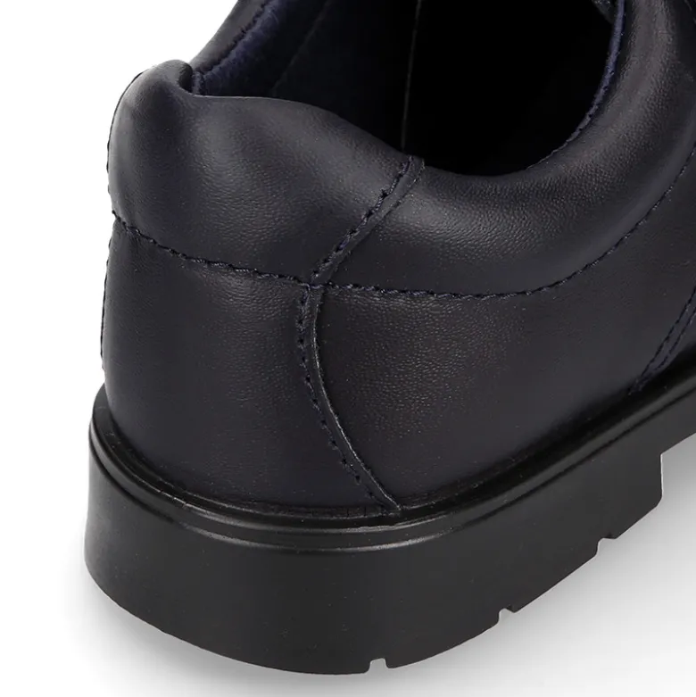 Colegial niños tipo Blucher sin cordones y con puntera reforzada en piel lavable.