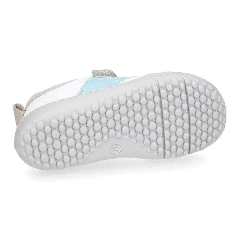 Deportiva BAREFOOT niños con cordones elásticos y cierre adherente.