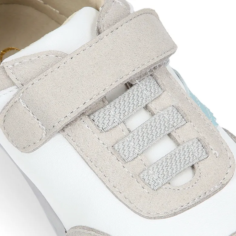 Deportiva BAREFOOT niños con cordones elásticos y cierre adherente.