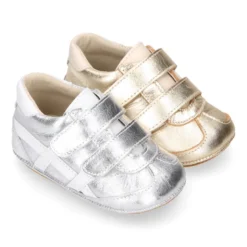 Deportiva bebé con cierre adherente en piel laminada.