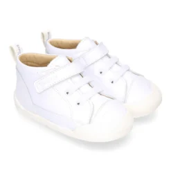 Deportiva botita niños Blanditos by Crio’s sin cordones y elásticos en piel.