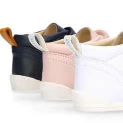 Deportiva botita niños Blanditos by Crio’s sin cordones y elásticos en piel.