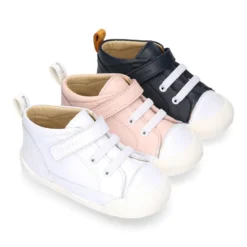Deportiva botita niños Blanditos by Crio’s sin cordones y elásticos en piel.