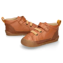 Deportiva botita niños Blanditos by Crio’s sin cordones y elásticos en piel cuero.