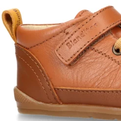Deportiva botita niños Blanditos by Crio’s sin cordones y elásticos en piel cuero.