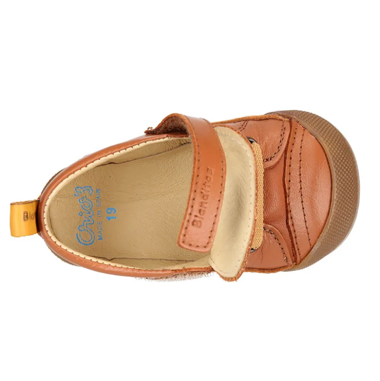 Deportiva botita niños Blanditos by Crio’s sin cordones y elásticos en piel cuero.