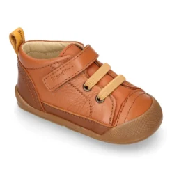 Deportiva botita niños Blanditos by Crio’s sin cordones y elásticos en piel cuero.