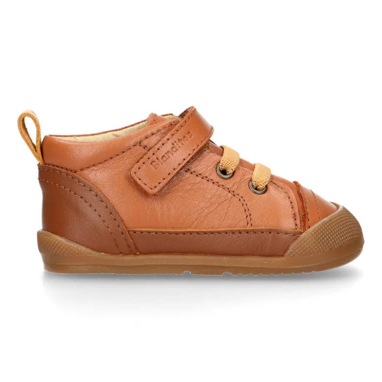 Deportiva botita niños Blanditos by Crio’s sin cordones y elásticos en piel cuero.