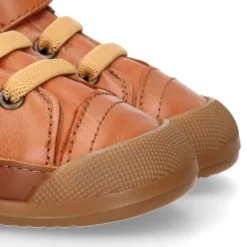 Deportiva botita niños Blanditos by Crio’s sin cordones y elásticos en piel cuero.