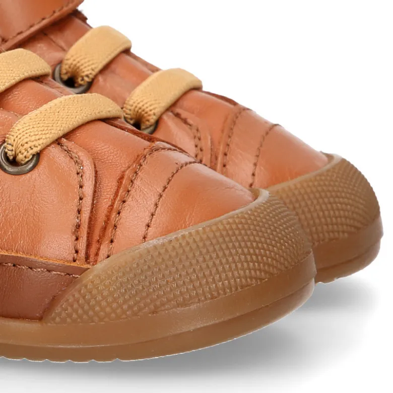 Deportiva botita niños Blanditos by Crio’s sin cordones y elásticos en piel cuero.