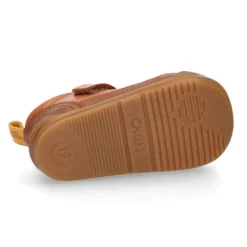 Deportiva botita niños Blanditos by Crio’s sin cordones y elásticos en piel cuero.