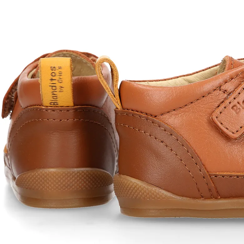 Deportiva botita niños Blanditos by Crio’s sin cordones y elásticos en piel cuero.