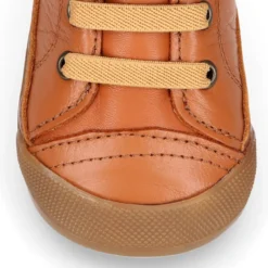 Deportiva botita niños Blanditos by Crio’s sin cordones y elásticos en piel cuero.