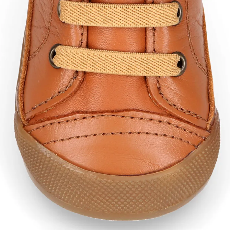 Deportiva botita niños Blanditos by Crio’s sin cordones y elásticos en piel cuero.