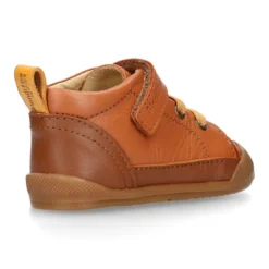 Deportiva botita niños Blanditos by Crio’s sin cordones y elásticos en piel cuero.