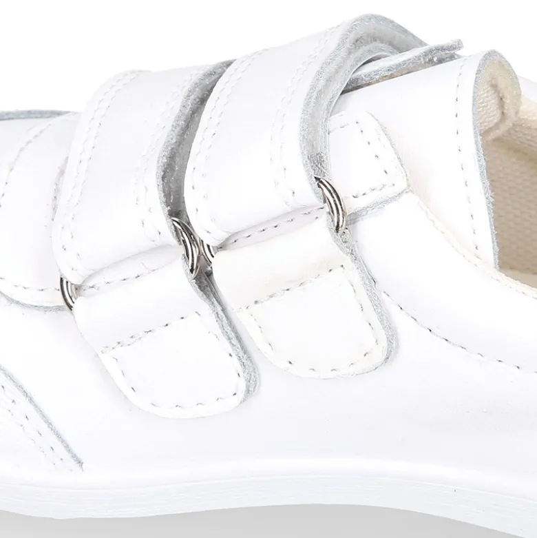 Deportiva colegial niños clásica sin cordones y puntera reforzada en piel lavable.