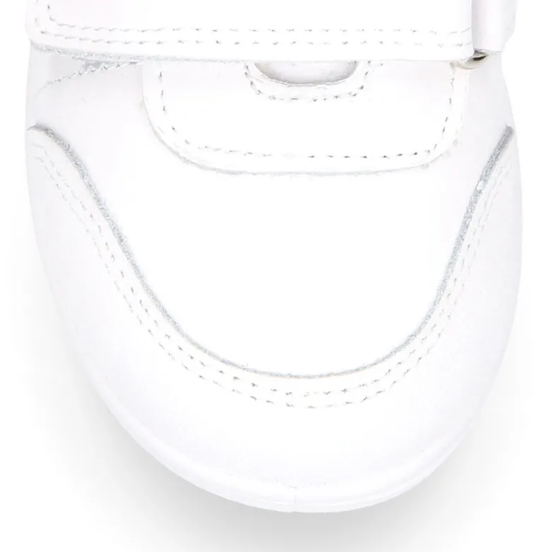 Deportiva colegial niños clásica sin cordones y puntera reforzada en piel lavable.