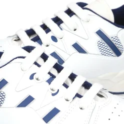 Deportiva colegial niños mayores con cordones.
