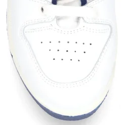 Deportiva colegial niños mayores con cordones.