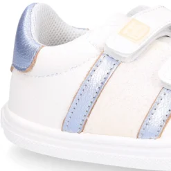 Deportiva niña OKAA FLEX sin cordones en color Blanco con rayas plata.