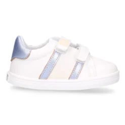 Deportiva niña OKAA FLEX sin cordones en color Blanco con rayas plata.