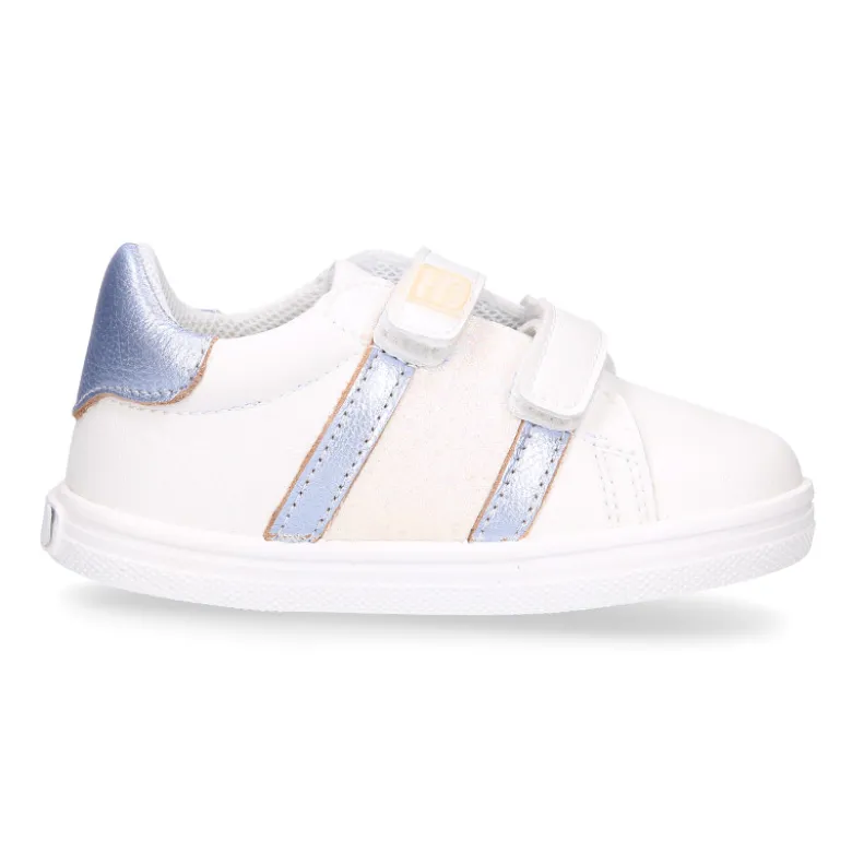 Deportiva niña OKAA FLEX sin cordones en color Blanco con rayas plata.