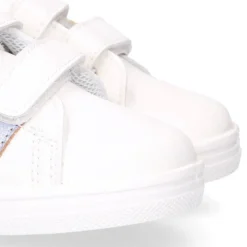 Deportiva niña OKAA FLEX sin cordones en color Blanco con rayas plata.