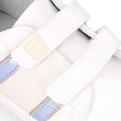 Deportiva niña OKAA FLEX sin cordones en color Blanco con rayas plata.