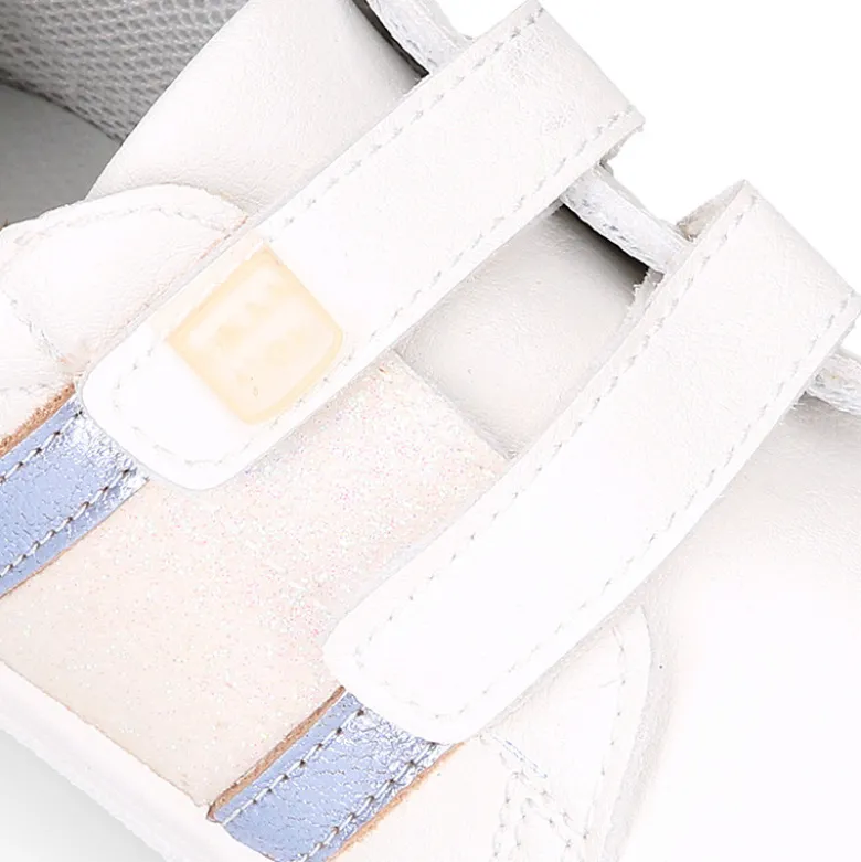 Deportiva niña OKAA FLEX sin cordones en color Blanco con rayas plata.