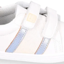 Deportiva niña OKAA FLEX sin cordones en color Blanco con rayas plata.