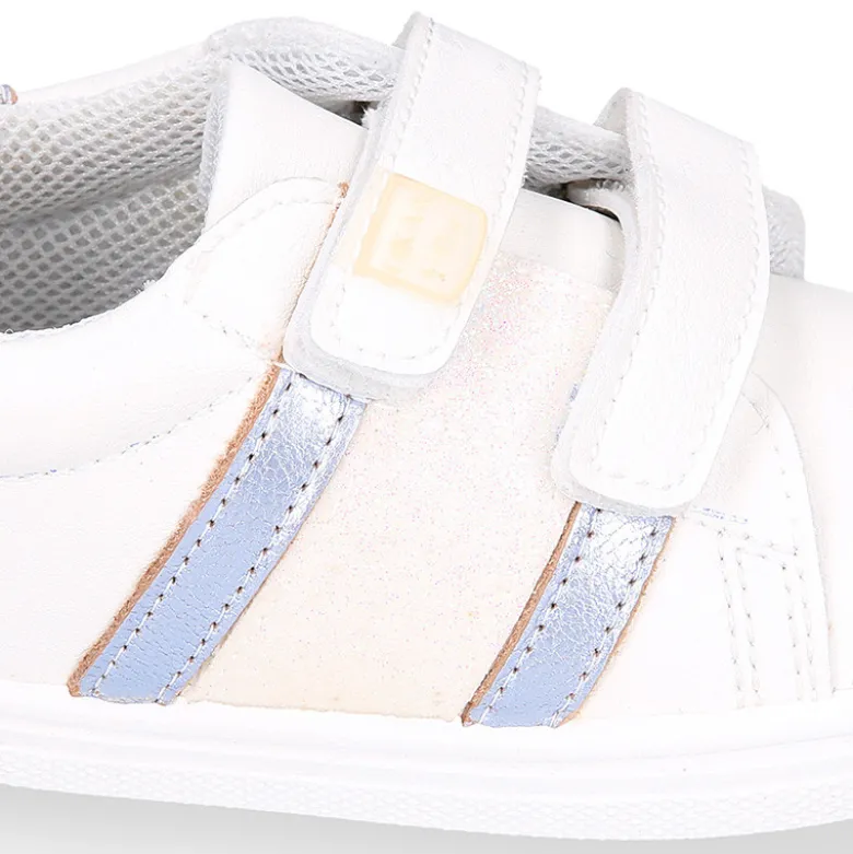Deportiva niña OKAA FLEX sin cordones en color Blanco con rayas plata.