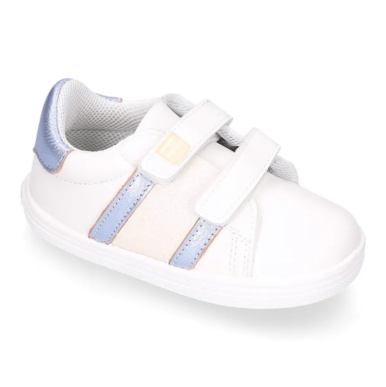 Deportiva niña OKAA FLEX sin cordones en color Blanco con rayas plata.